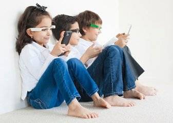 南阳:“小眼镜“增多近视低龄化 罪魁祸首系电子产品