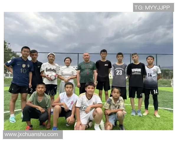 足球屋顶上的梦想与激情探寻球迷心中的热血传奇